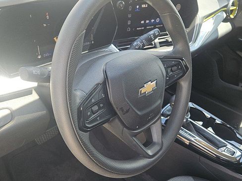 Used 2025 Chevrolet Trax LT FWD image 18