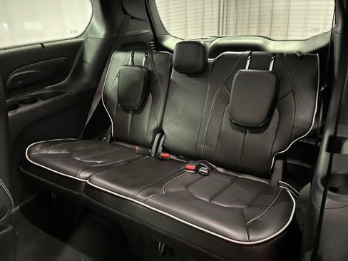 Used 2024 Chrysler Pacifica Limited w/ S Appearance Package FWD image 25