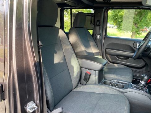 Used 2025 Jeep Wrangler Unlimited Sahara AWD/4WD image 26