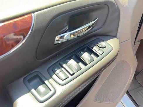 Used 2016 Chrysler Town & Country Touring FWD image 8
