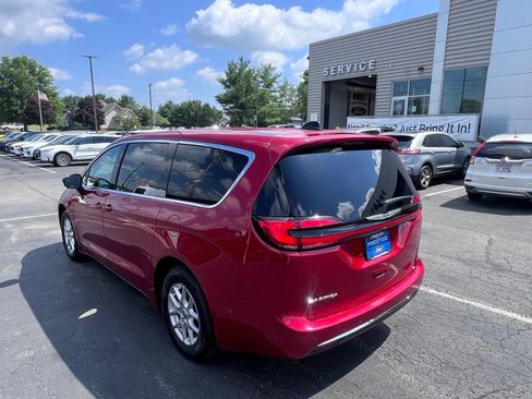 Used 2025 Chrysler Pacifica Select FWD image 5