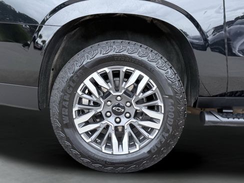 Used 2025 Chevrolet Suburban Z71 AWD/4WD image 12