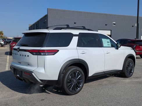 New 2026 Nissan Pathfinder SL w/ SL Premium Package FWD image 4