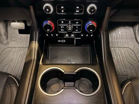 Used 2024 GMC Yukon XL SLT w/ SLT Luxury Package image 29