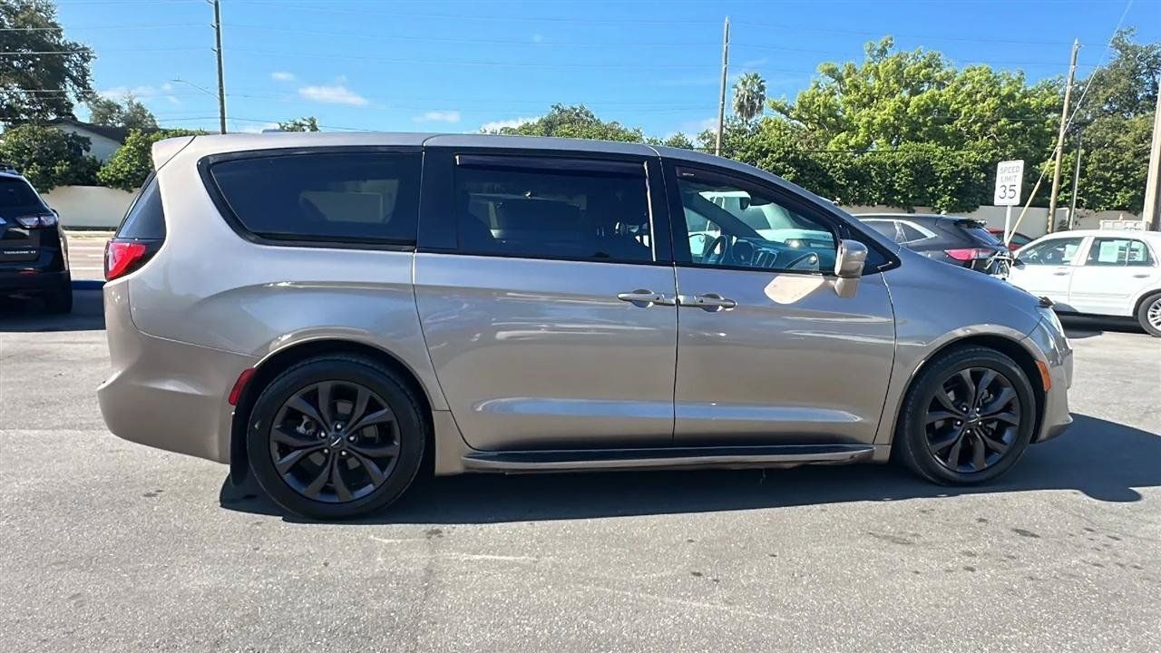 Used 2018 Chrysler Pacifica Touring Plus w/ S Appearance Package FWD image 9