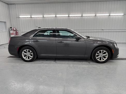Used 2015 Chrysler 300 Limited RWD image 8