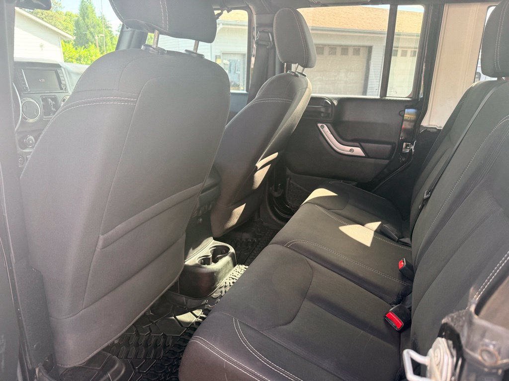 Used 2018 Jeep Wrangler Unlimited Sahara AWD/4WD image 29