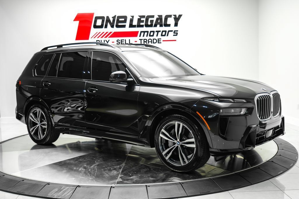 Used 2025 BMW X7 xDrive40i w/ M Sport Package AWD/4WD image 3