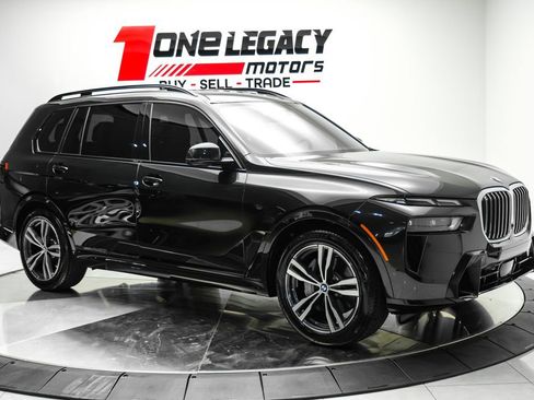 Used 2025 BMW X7 xDrive40i w/ M Sport Package AWD/4WD image 3
