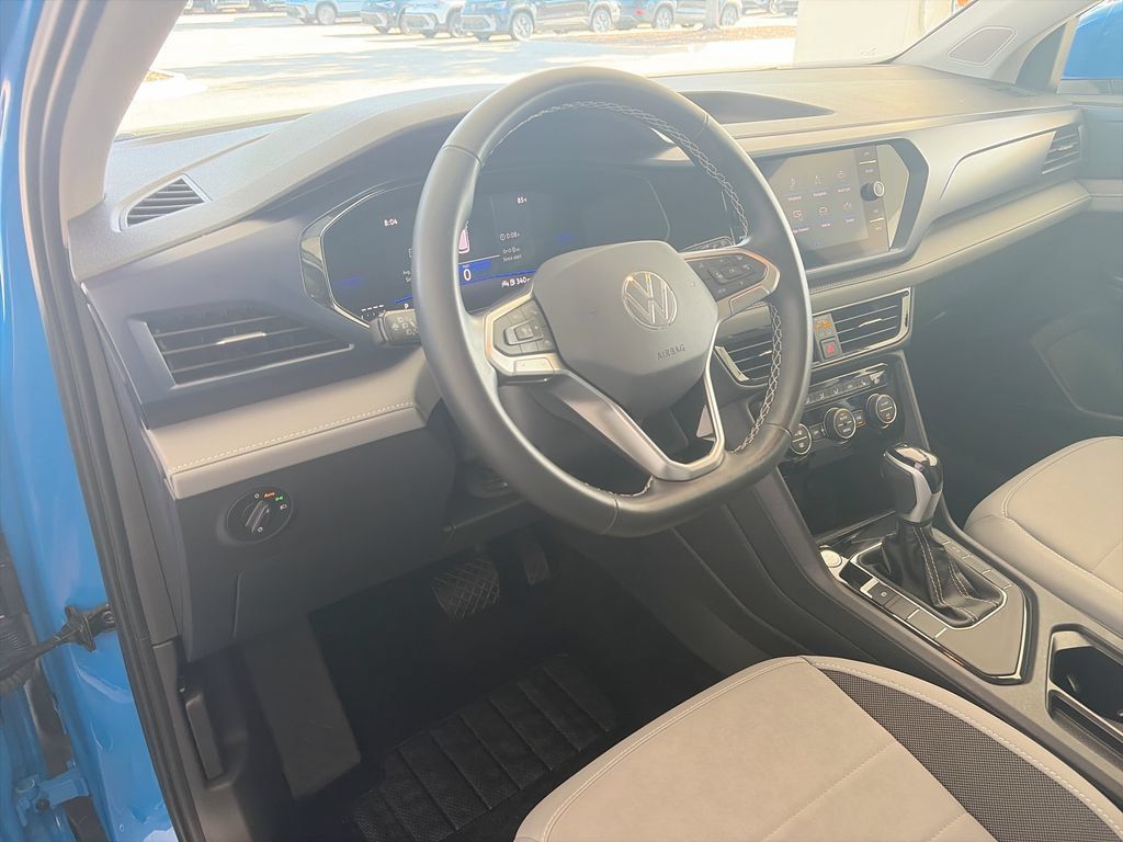 Certified 2024 Volkswagen Taos SE w/ Black Wheel Package FWD image 13