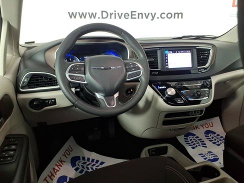 Used 2023 Chrysler Voyager LX FWD image 10