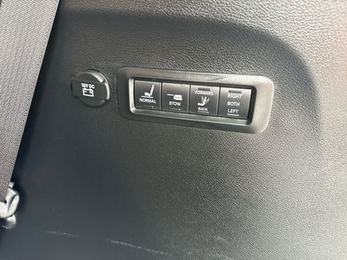 Used 2025 Chrysler Pacifica Pinnacle w/ Trailer Tow Group AWD/4WD image 20