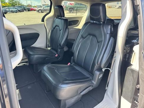 Used 2023 Chrysler Pacifica Touring-L FWD image 16