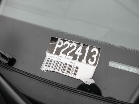 Certified 2025 Porsche Macan image 32