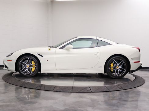 Used 2017 Ferrari California T RWD image 3