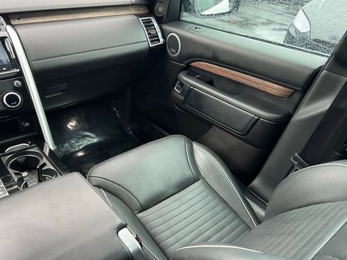 Used 2017 Land Rover Discovery HSE Luxury image 18