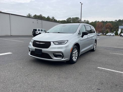 Used 2024 Chrysler Pacifica Touring-L image 2