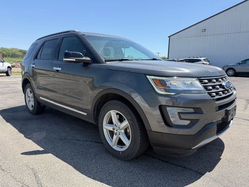Used 2016 Ford Explorer XLT w/ Equipment Group 202A AWD/4WD image 2