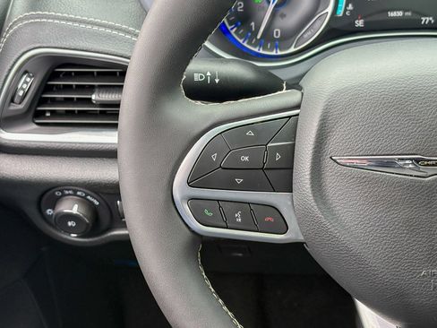 Used 2026 Chrysler Pacifica Limited FWD image 35