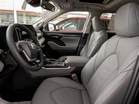 New 2026 Toyota Highlander Limited image 11