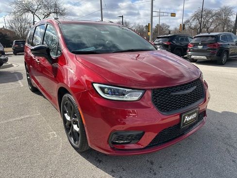New 2026 Chrysler Pacifica Limited FWD image 4