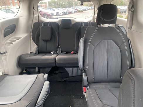 Used 2023 Chrysler Voyager LX image 27