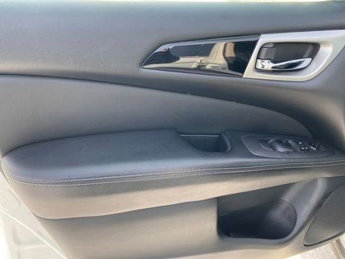 Used 2020 Nissan Pathfinder S image 14
