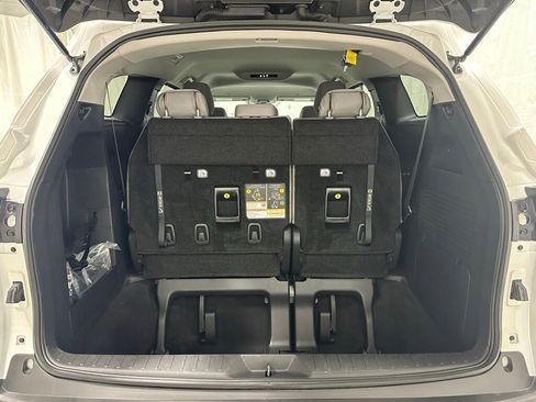 Used 2025 Toyota Sienna LE image 51
