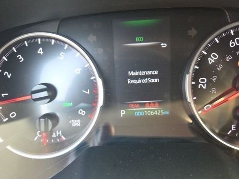 Used 2019 Toyota RAV4 XLE w/ Convenience Package FWD image 10