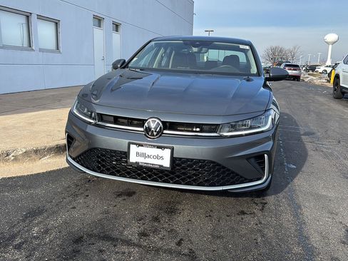 Used 2025 Volkswagen Jetta SE w/ Black Wheel Package image 3