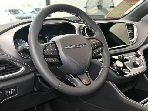 Used 2023 Chrysler Pacifica Limited w/ S Appearance Package image 15