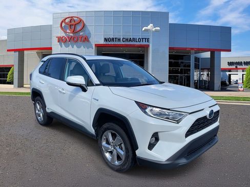Used 2021 Toyota RAV4 XLE Premium image 3