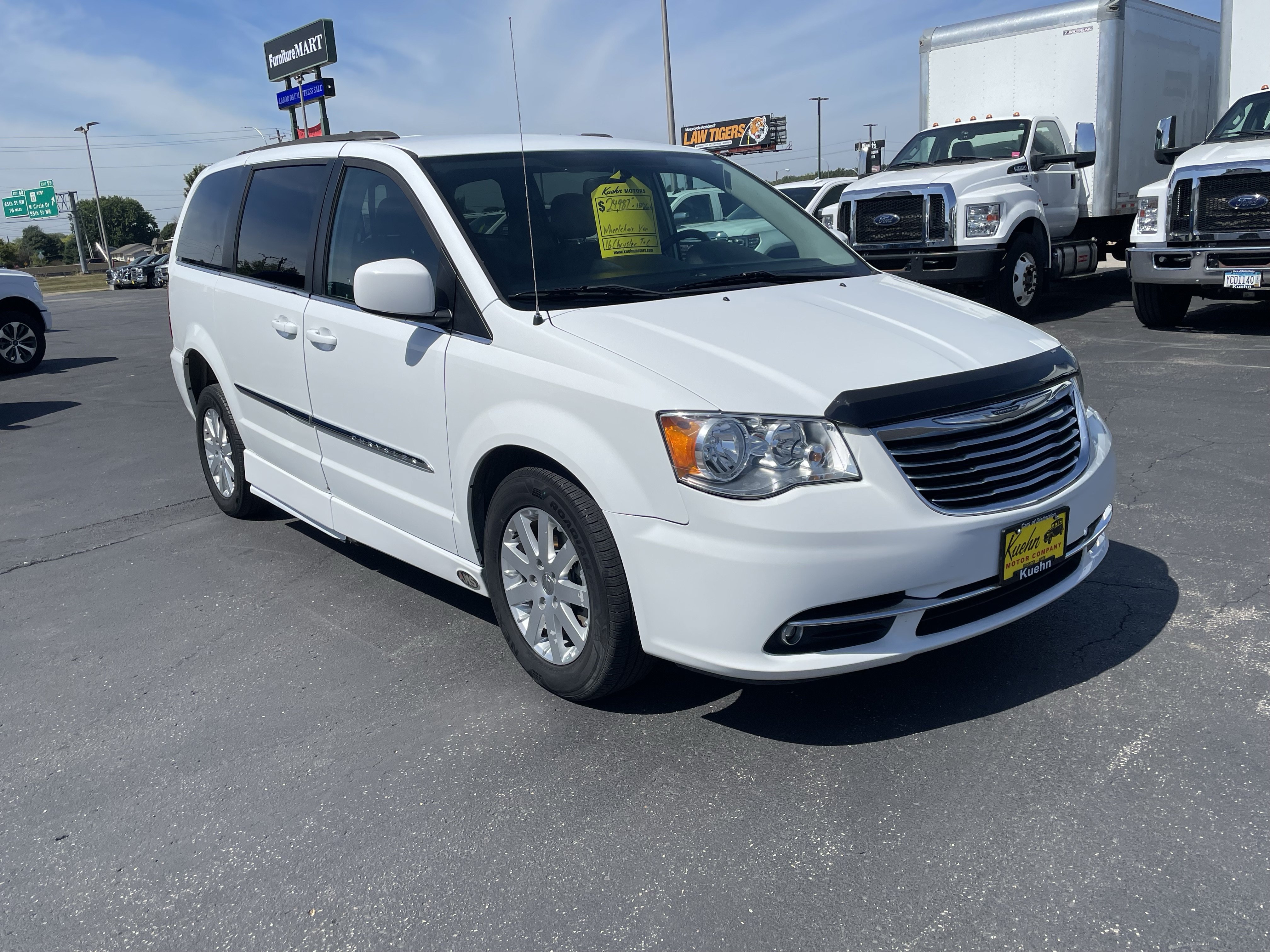 Used 2016 Chrysler Town & Country Touring FWD image 2