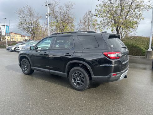 Used 2025 Honda Pilot TrailSport image 4