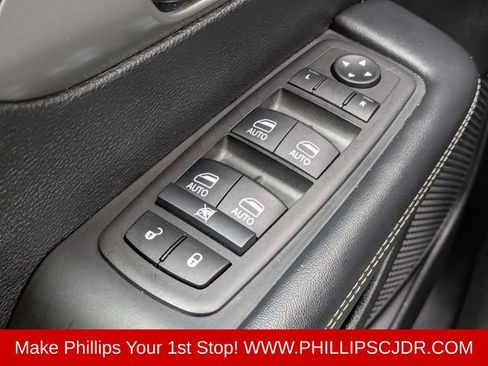 Certified 2025 Chrysler Pacifica Select FWD image 23