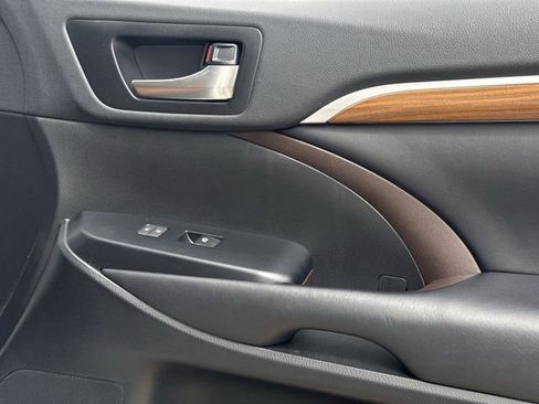 Used 2019 Toyota Highlander Limited FWD image 30