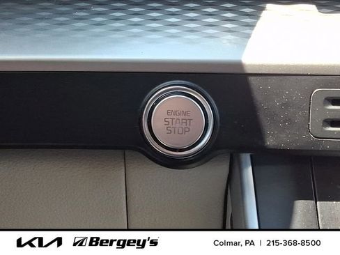 Used 2022 Kia Carnival LX FWD image 26