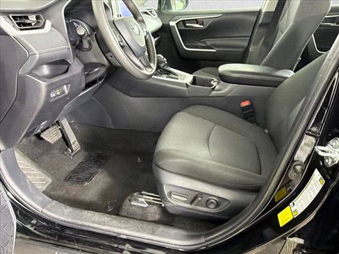 Used 2025 Toyota RAV4 XLE FWD image 9