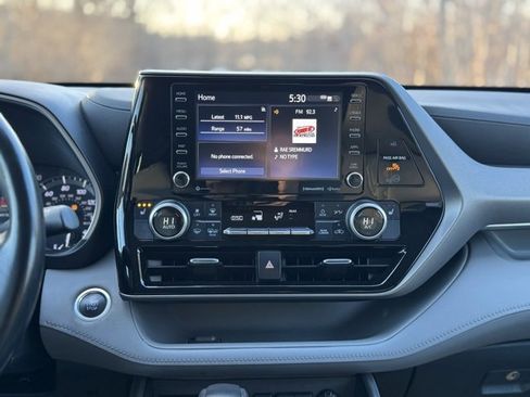 Used 2021 Toyota Highlander XLE image 29