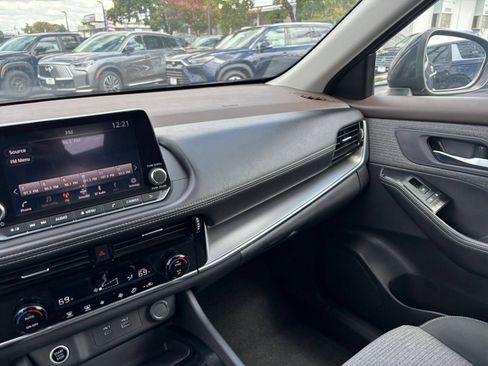 Used 2022 Nissan Rogue SV FWD image 35