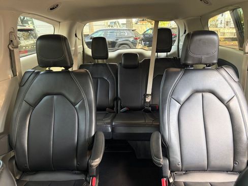 Used 2024 Chrysler Pacifica Touring-L image 34