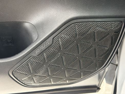 Used 2021 Toyota RAV4 XLE FWD image 22