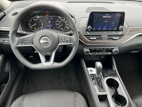 Used 2024 Nissan Altima 2.5 SV FWD image 2