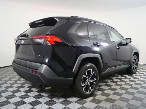 Used 2019 Toyota RAV4 LE FWD image 3