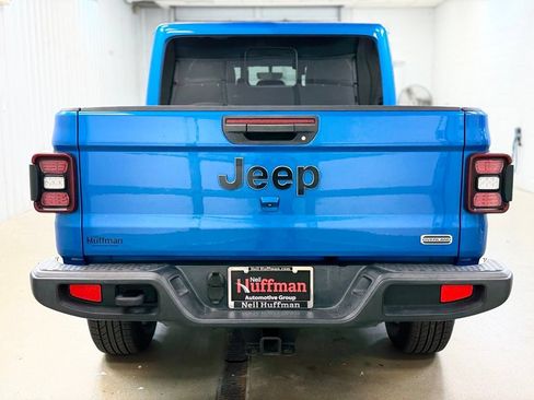 Used 2020 Jeep Gladiator Overland AWD/4WD image 7