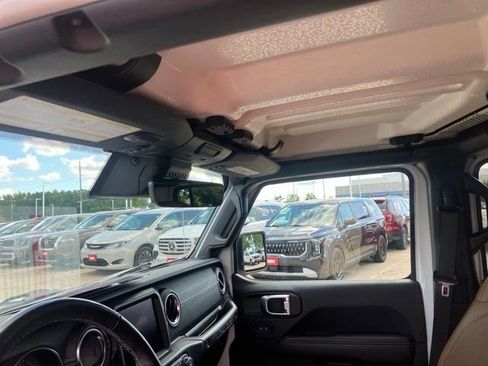 Used 2022 Jeep Wrangler Unlimited Rubicon 4xe w/ Cold Weather Group AWD/4WD image 15