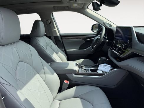 New 2026 Toyota Highlander Platinum AWD/4WD image 15