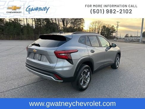 Used 2025 Chevrolet Trax LT w/ LT Convenience Package image 5