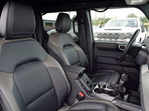 Used 2025 Ford Bronco Outer Banks AWD/4WD image 23