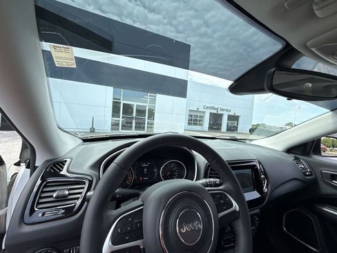 Used 2021 Jeep Compass Latitude w/ Sun and Sound Group FWD image 16